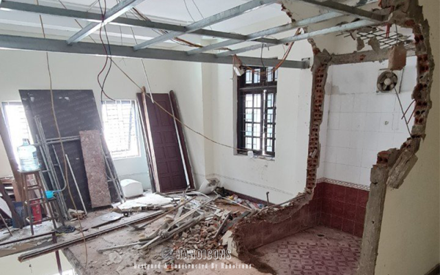 Hiện trạng bên trong dinh thự đang phá dỡ, bóc tách tường cũ và hệ thống khung trần, chuẩn bị cho quá trình cải tạo sửa chữa nhà.