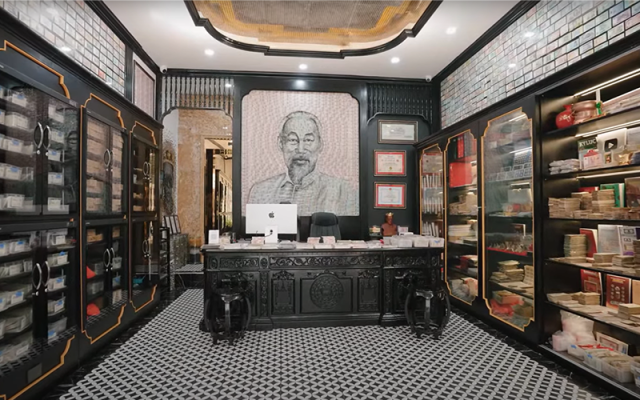 Phòng trưng bày tiền tệ sau khi cải tạo nhà cũ thành mới, thiết kế tủ trưng bày chuyên biệt, sàn gạch đen trắng sang trọng.