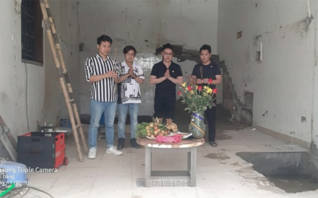 Hùng Bá cùng cán bộ công ty đang làm lễ động thổ trước khi khởi công