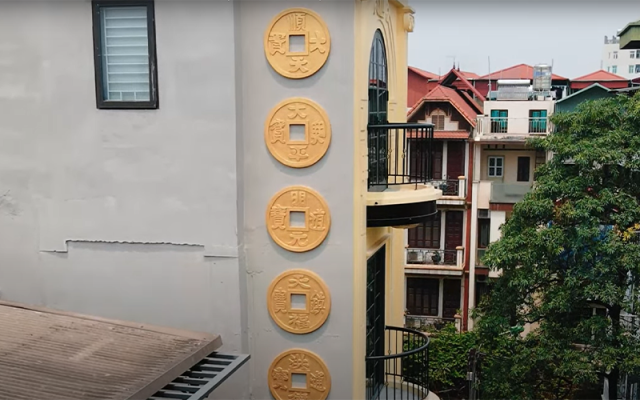 Mặt tiền sau khi cải tạo với biểu tượng 5 đồng xu tiền tệ lớn, thể hiện triết lý Thiên - Địa - Nhân - Phúc - Đức của gia chủ.