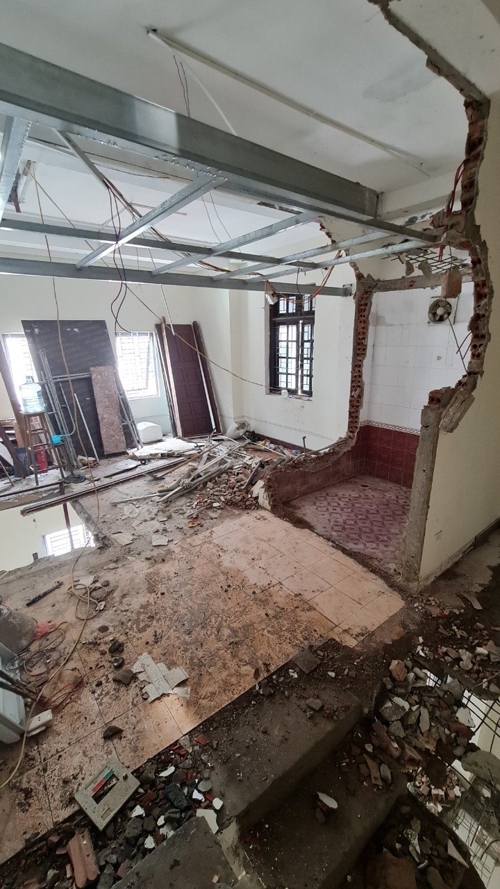Hình ảnh hiện trường phá dỡ nội thất cũ với sàn, tường và trần nhà đang được tháo dỡ để chuẩn bị cải tạo.