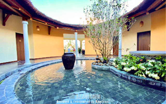 Không gian sảnh với giếng trời giúp không gian thêm thoáng, rộng và tràn đầy ánh sáng