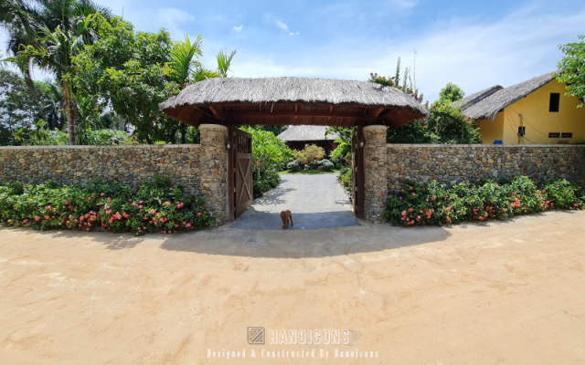 cổng vào và lối đi lát đá dẫn vào Khu nghỉ dưỡng Nana House Villa tại Thạch Thất
