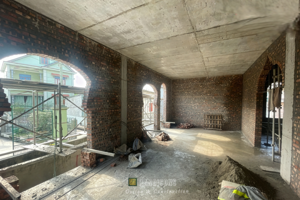Hành lang biệt thự xây gạch mộc với hệ vòm kiến trúc Ấn Độ.