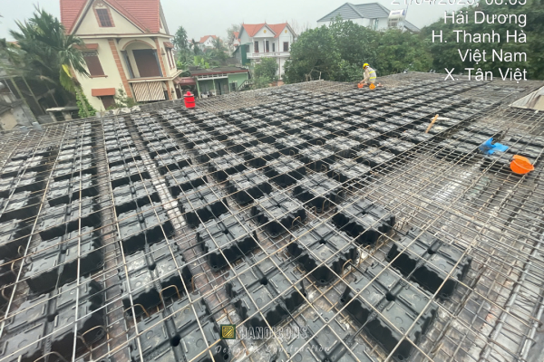 Kỹ sư nghiệm thu sắt thép sàn Ubot trước khi đổ bê tông mái.