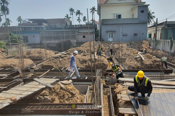 Thi công cốt thép móng băng và đà kiềng biệt thự diện tích lớn.