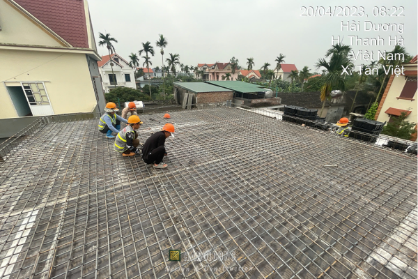 Thi công rải thép sàn lớp dưới trên cốp pha phủ phim trước khi đặt hộp Uboot.