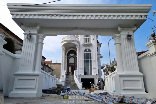 Hình ảnh thực tế biệt thự Tân cổ điển 4 tầng của chú Thuyết nhìn từ cổng chính tại Khoái Châu, Hưng Yên.