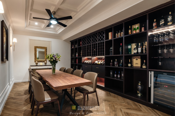 Hệ tủ rượu gỗ tự nhiên và quầy bar sang trọng thi công bởi Hanoicons tại biệt thự Hưng Yên.