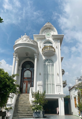 Tổng quan thực tế mặt tiền biệt thự Tân cổ điển 4 tầng 1 tum tại Hưng Yên do Hanoicons thi công trọn gói.