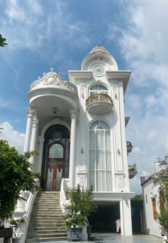 Tổng quan thực tế mặt tiền biệt thự Tân cổ điển 4 tầng 1 tum tại Hưng Yên do Hanoicons thi công trọn gói.