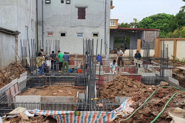Công nhân đang thi công cốt thép móng băng cho công trình biệt thự tại Hưng Yên.