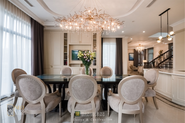 Bộ bàn ăn 8 ghế sang trọng trong không gian nội thất Tân cổ điển biệt thự nhà chú Tuấn.