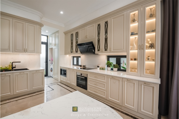 Thi công thực tế tủ bếp gỗ tự nhiên cao cấp phong cách Tân cổ điển sang trọng cho biệt thự 9.2 tỷ.