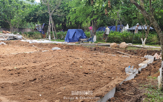 Quá trình đào móng và xử lý nền đất đồi trong giai đoạn thi công trọn gói tại Vĩnh Phúc.