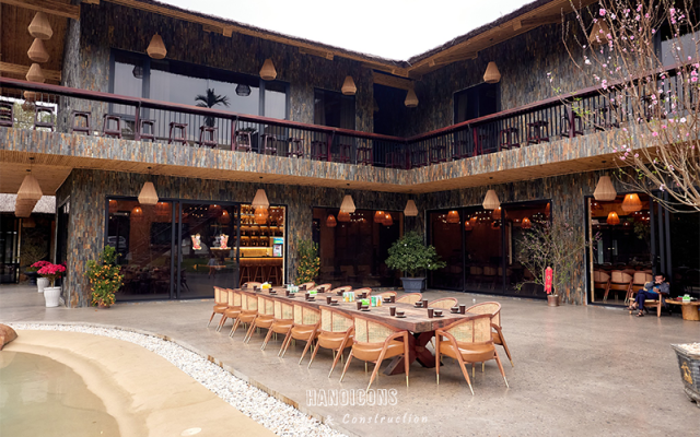 Khu vực tổ chức tiệc ngoài trời bên hồ bơi tại biệt thự nghỉ dưỡng Punna Ecolodge.