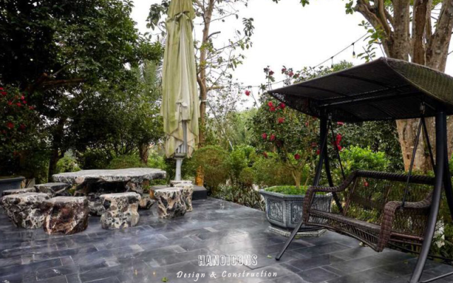 Bộ bàn ghế đá tự nhiên và xích đu thư giãn trong khuôn viên biệt thự nghỉ dưỡng Punna Ecolodge Vĩnh Phúc.