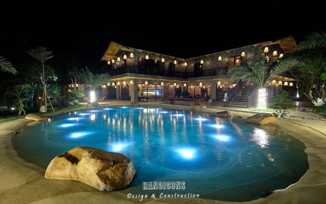 Cảnh đêm lung linh của biệt thự nghỉ dưỡng với hệ thống đèn chiếu sáng hồ bơi.