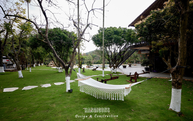 Võng mắc thư giãn trên thảm cỏ xanh trong khuôn viên nhà vườn sinh thái tại khu nghỉ dưỡng Punna Ecolodge.