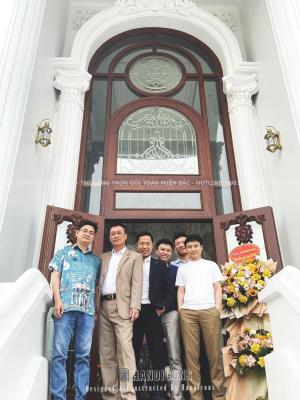 Giám đốc công ty (bên trái) cùng đội ngũ kiến trúc sư, kĩ thuật của công ty trong ngày mừng tân gia của khách hàng