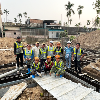 Đội ngũ kỹ sư và lãnh đạo của Hanoicons trực tiếp giám sát thi công tại công trường, thể hiện sự trách nhiệm và cam kết về chất lượng bền vững