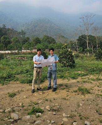 Giám đốc Hanoicons (áo hoa) và kỹ thuật viên xem xét bản vẽ tại công trình, thể hiện sự giám sát và chuẩn hóa quy trình xây dựng.