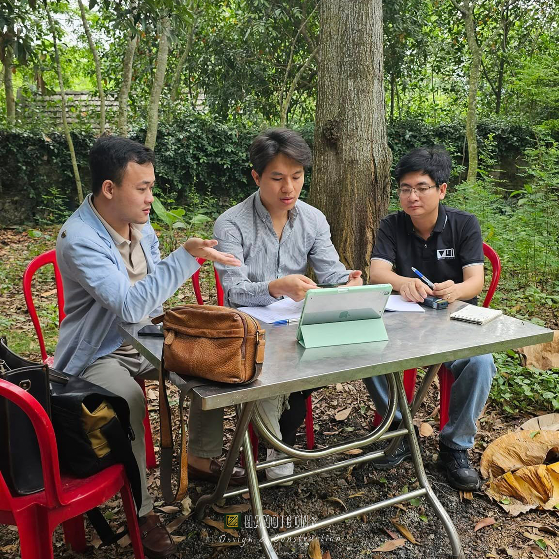 Đội ngũ kiến trúc sư Hanoicons tận tâm tư vấn và lắng nghe ý kiến khách hàng ngay tại thực địa