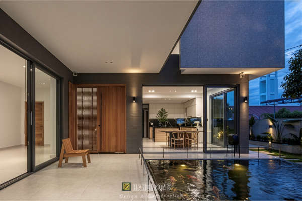 Không gian nội thất tràn ngập ánh sáng gián tiếp qua hệ cửa kính lớn.