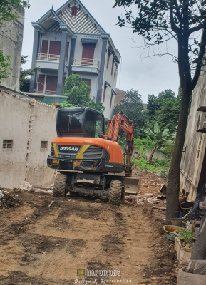 Máy múc đang san lấp giải phóng mặt bằng thi công biệt thự tại Phố Nối Hưng Yên.