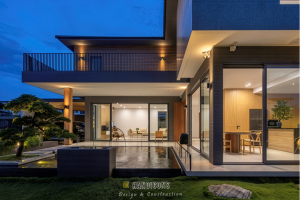 Chi tiết hệ cửa kính lùi sâu giúp điều tiết ánh sáng và thông gió tự nhiên.