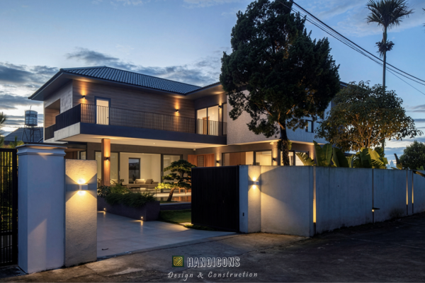 Vẻ ngoài kín đáo nhưng hiện đại của công trình khi nhìn từ cổng chính.