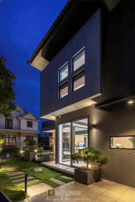 Mặt đứng phía sau biệt thự chữ L tại Hải Phòng với hệ cửa sổ lấy sáng hiện đại và lối đi nội bộ thông thoáng.