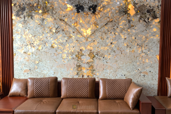 View trực diện phòng khách biệt thự tân cổ điển với mảng tường đá trang trí cao cấp.