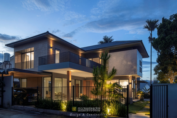 Toàn bộ công trình lung linh dưới ánh đèn đêm, khẳng định vị thế của gia chủ.