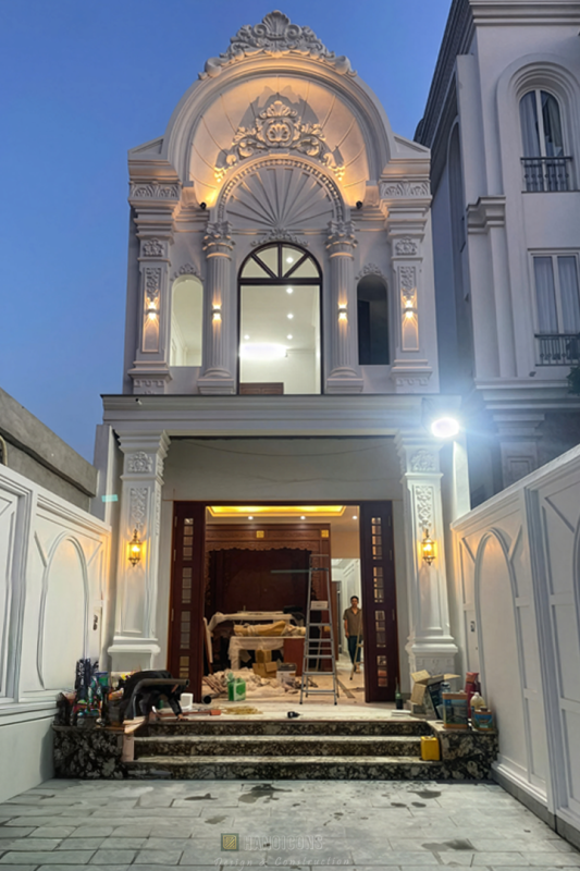 Hoàn thiện mặt tiền biệt thự tân cổ điển 2 tầng sang trọng về đêm.