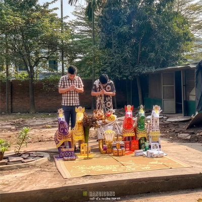 Ban lãnh đạo Hanoicons và chủ đầu tư làm lễ động thổ khởi công dự án thi công nhà dân dụng mới.