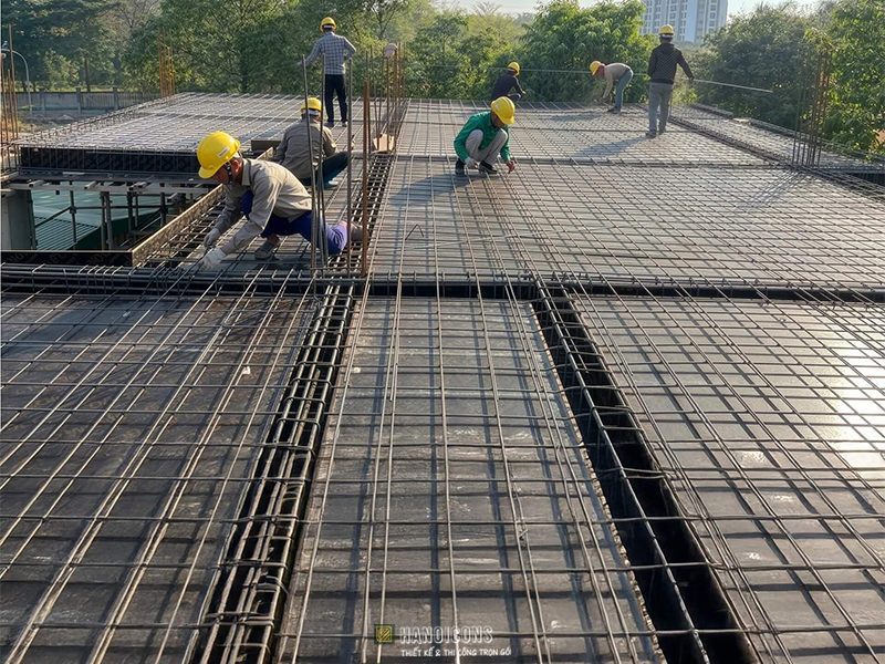 Công nhân Hanoicons thi công đan cốt thép dầm sàn chuẩn kỹ thuật tại dự án xây nhà trọn gói.