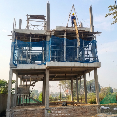 Thợ xây dựng HANOICONS thi công lắp dựng cốp pha dầm sàn truyền thống tại dự án biệt thự D12-08 KĐT Hà Phong.