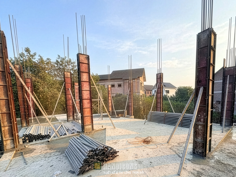 Lắp dựng cốp pha khuôn cột thép thẳng tắp và chắc chắn, sẵn sàng cho quy trình đổ bê tông cột chuẩn kỹ thuật tại dự án Hanoicons.