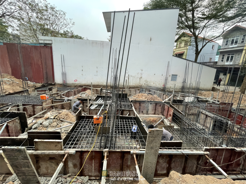 Thi công lắp dựng ván khuôn cốp pha thép đài móng nhà chuẩn kỹ thuật.