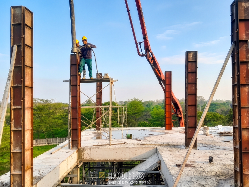 Thi công đổ bê tông cột bằng cần bơm chuyên dụng, đảm bảo đổ liên tục đúng kỹ thuật trong gói xây nhà trọn gói của Hanoicons.