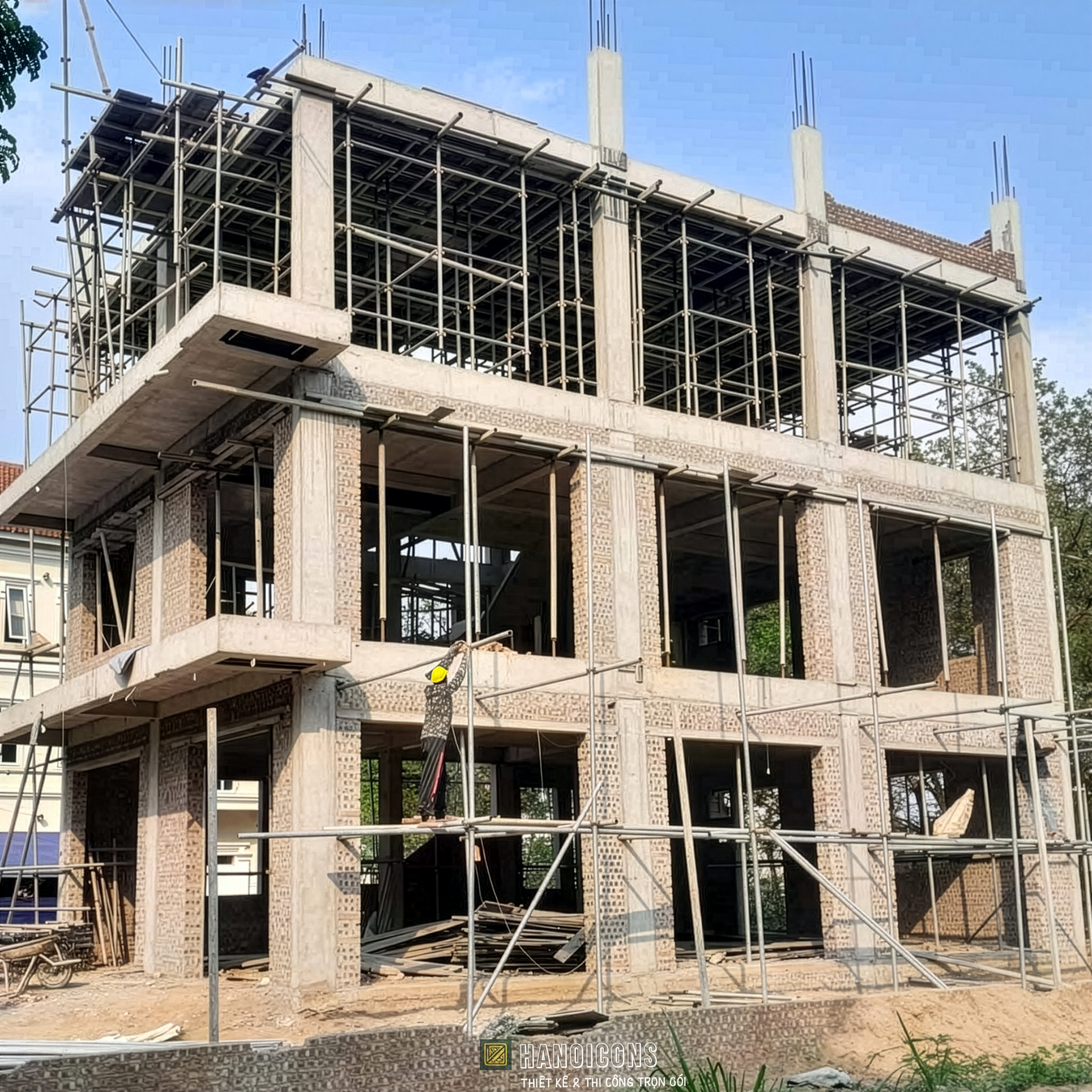 Hoàn thiện phần thô khung bê tông cốt thép và tường gạch chắc chắn trong dự án thiết kế và thi công nhà ở trọn gói do Hanoicons thực hiện.