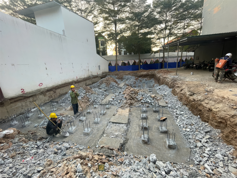 Cấu tạo đài móng và hệ thống cọc ép bê tông cốt thép sâu dưới nền đất.